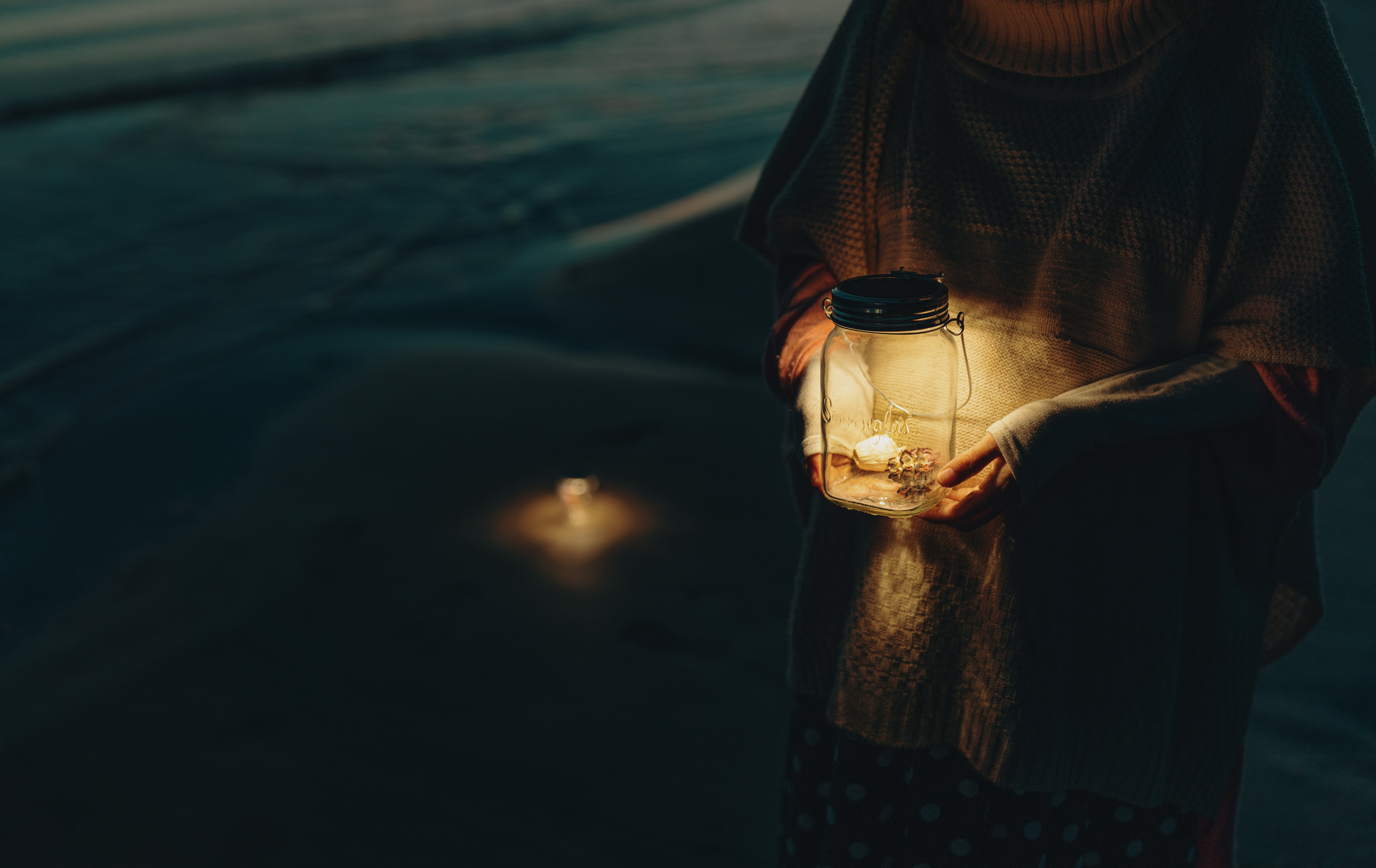 A beautifully lit garden at dusk with Sonnenglas lanterns